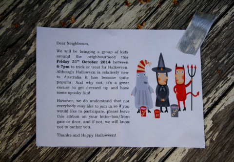 En Australia los niños avisan días antes de que pasarán a recoger sus dulces y caramelos. Son muy educados.