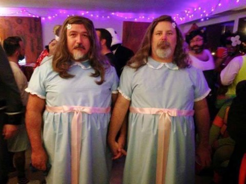 Unas gemelas muy tiernas para una noche de mucho miedo